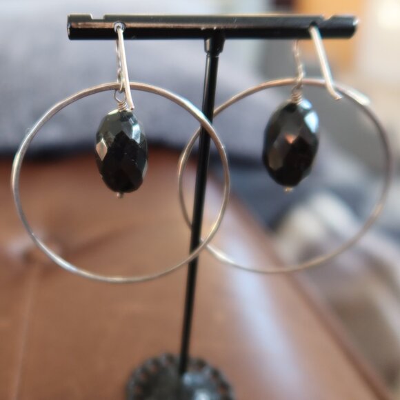 Black onyx and sterling silver large front facing hoops earrings by Dana Reed - Picture 3 of 13